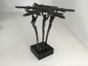 Corry Ammerlaan - Sculptuur “ Samen de schouders er onder “ kopen? Bied vanaf 40!