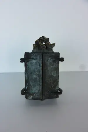 Mieke Oldenburg - Brons, Kastje met beweegbare deuren met vrouwfiguur kopen? Bied vanaf 200!