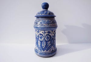 Niet of onleesbaar gesigneerd - Dekselvaas van blauw en wit aardewerk kopen? Bied vanaf 1!