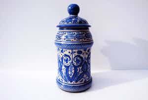 Niet of onleesbaar gesigneerd - Dekselvaas van blauw en wit aardewerk verkocht voor € 1!