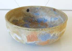 Niet of onleesbaar gesigneerd - Studio keramische kom in zand en blauwe bruisglazuur verkocht voor € 10!