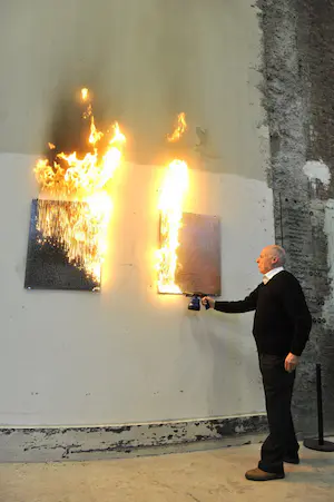 Bernard Aubertin - Verbrande lucifers op opengeslagen boek, Il fuoco e il Rosso - Ingelijst kopen? Bied vanaf 395!