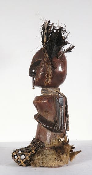 Urhobo - Beschermbeeld met bont, veren, ringen en een korfje kopen? Bied vanaf 1!