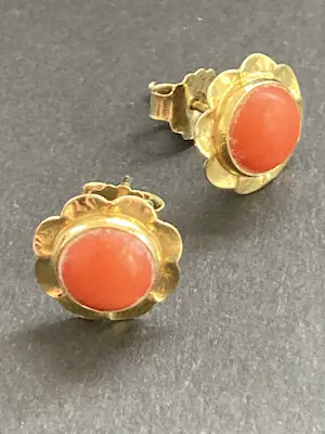 14 karaats geelgouden oorknoppen met bloedkoraal kopen? Bied vanaf 60!
