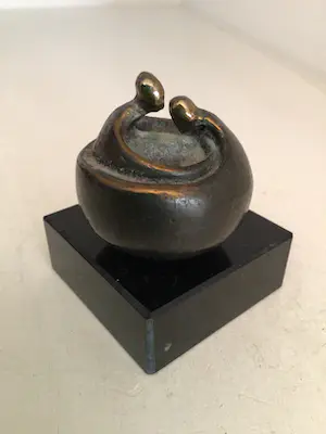 Corry Ammerlaan - Sculptuur “ TAKE CARE “ kopen? Bied vanaf 1!