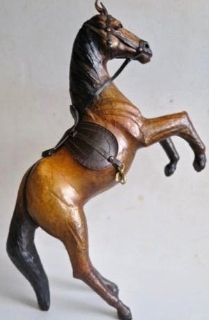 Curiosa - Steigerend Paard - Handgemaakt uit Leer- In fraaie staat (!) - IN PRIJS VERLAAGD kopen? Bied vanaf 29!