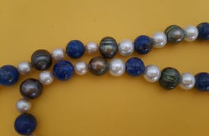 Niet of onleesbaar gesigneerd - Collier van lapis lazuli,parels,koraal,Murano glas,zilver 925 kopen? Bied vanaf 1!
