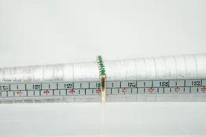 14- Delicate 14Krt gouden rij-ring met 7 facet geslepen groene steentjes kopen? Bied vanaf 60!