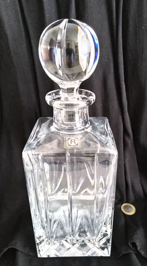 Niet of onleesbaar gesigneerd - schitterende karaf, bewerkt kristal, gemerkt kopen? Bied vanaf 1!