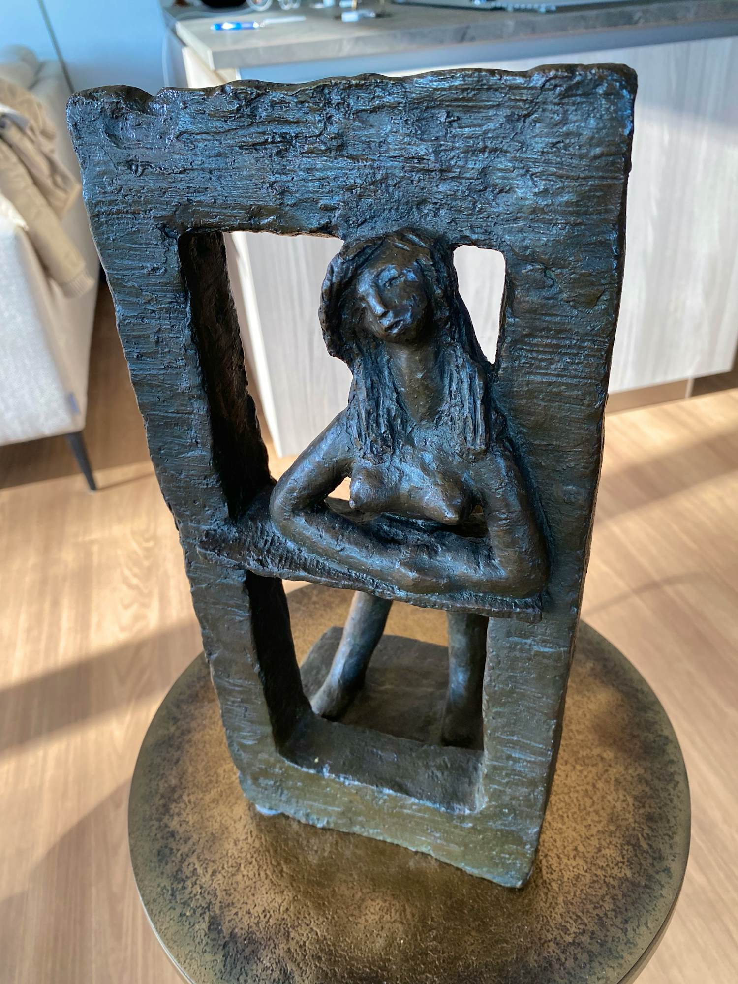 Theo Dobbelman - Meisje leunend van uit de openstaande deur kopen? Bied vanaf 1550!