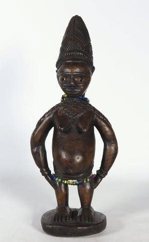 Yoruba - Houten Ibedji- of tweelingbeeld van vrouw met kralenketting rond hals en heup kopen? Bied vanaf 20!