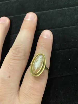 Geelgouden ring met camee kopen? Bied vanaf 80!