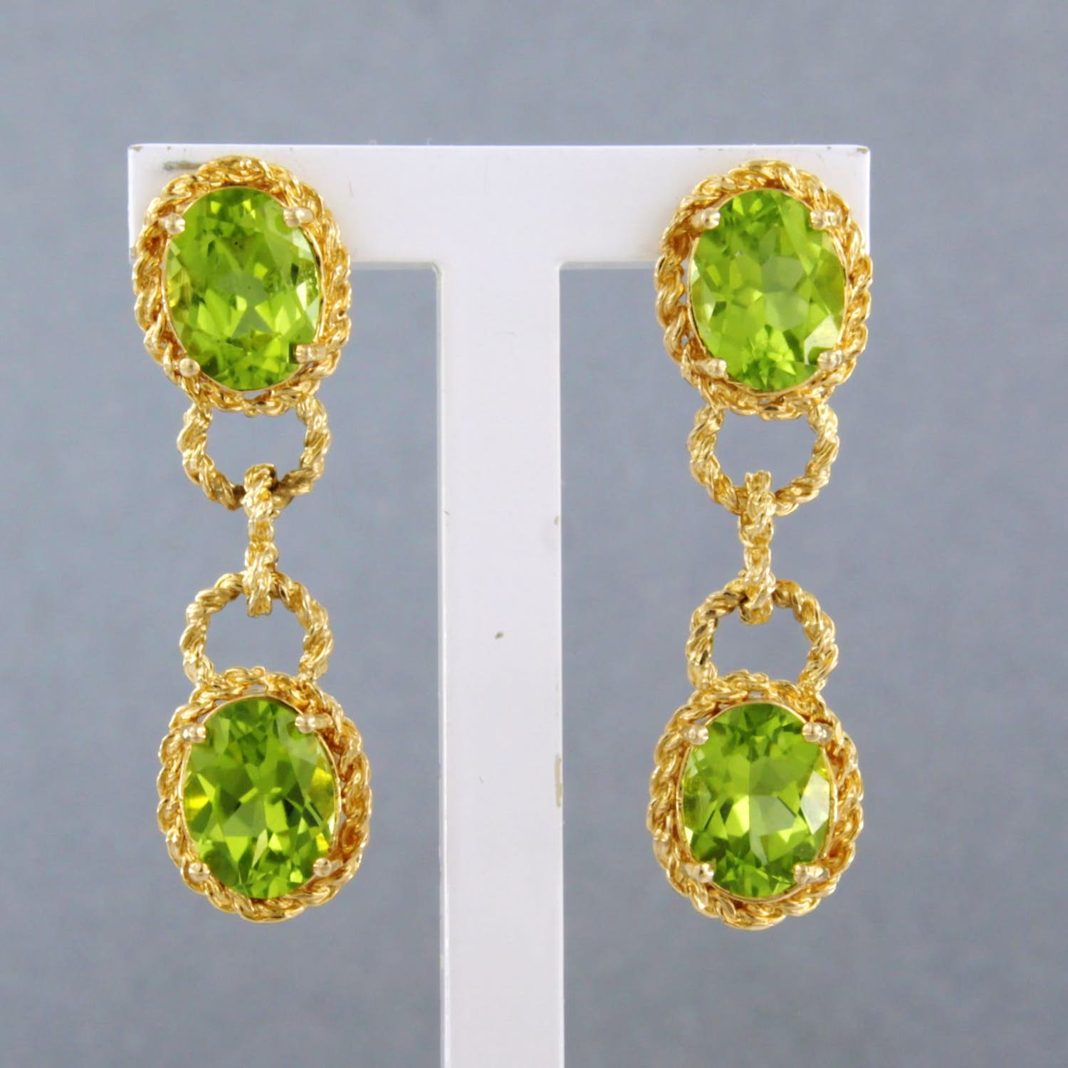 Buy 14 geel gouden oorhangers bezet met peridot? Bid from 210!