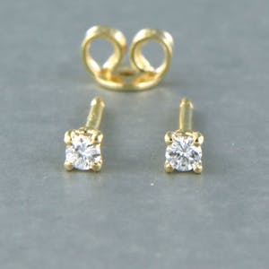18k gouden solitair oorknoppen bezet met briljant geslepen diamant tot. 0,14ct kopen? Bied vanaf 1!
