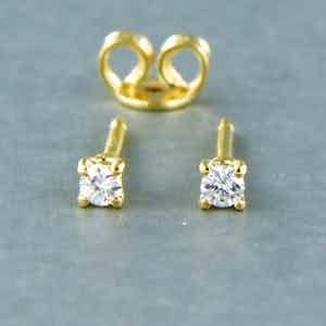 18k gouden solitair oorknoppen bezet met briljant geslepen diamant tot. 0,14ct verkocht voor € 1!