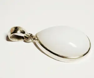 nieuwe prachtige hanger met  natuurlijke witte melk  maansteen. kopen? Bied vanaf 60!