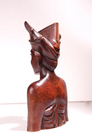 Niet of onleesbaar gesigneerd - Tropisch houten sculptuur van een jongeman met frangipani bloem- Bali, Indonesië kopen? Bied vanaf 1!