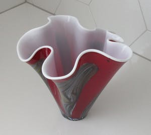 Niet of onleesbaar gesigneerd - Murano rode en meerkleurige witte opaline Fazzoletto vaas kopen? Bied vanaf 10!