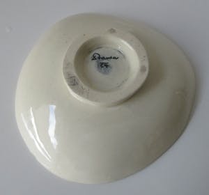 Niet of onleesbaar gesigneerd - Zeldzaam hand gedecoreerd schaaltje door George Pravda (Aus. Acteur) kopen? Bied vanaf 1!