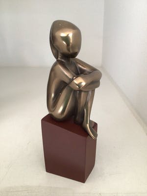 Janneke Ros - Beeld “ IN GEDACHTEN “. Gesigneerd kopen? Bied vanaf 65!