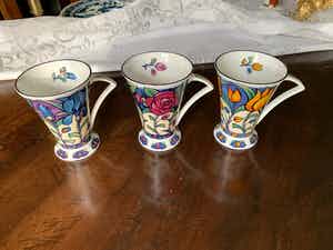 Niet of onleesbaar gesigneerd - CATHEDRAL ISLA FINE BONE CHINA MUG SET verkocht voor € 1!