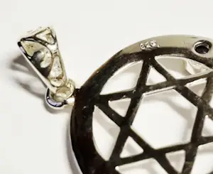 Nieuwzilveren hanger met edelstenen in de vorm van een hexagram in een cirkel . kopen? Bied vanaf 55!