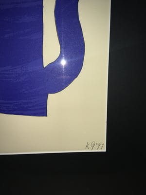 Klaas Gubbels - Mooi ingelijste “Blauwe kan” van Klaas Gubbels kopen? Bied vanaf 195!