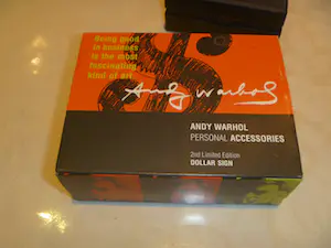 Andy Warhol - 2 manchetknopen + verchroomd kistje + 2 visitekaartjeshouders kopen? Bied vanaf 70!