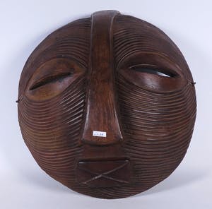 Luba - Groot rond masker met groeven en gekruiste mond. kopen? Bied vanaf 20!