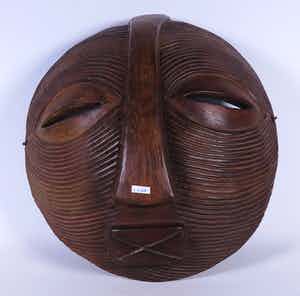 Luba - Groot rond masker met groeven en gekruiste mond. verkocht voor € 20!