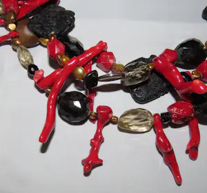 Ketting van koraal, parels, git, rookkwarts, agaath en lavasteen kopen? Bied vanaf 400!