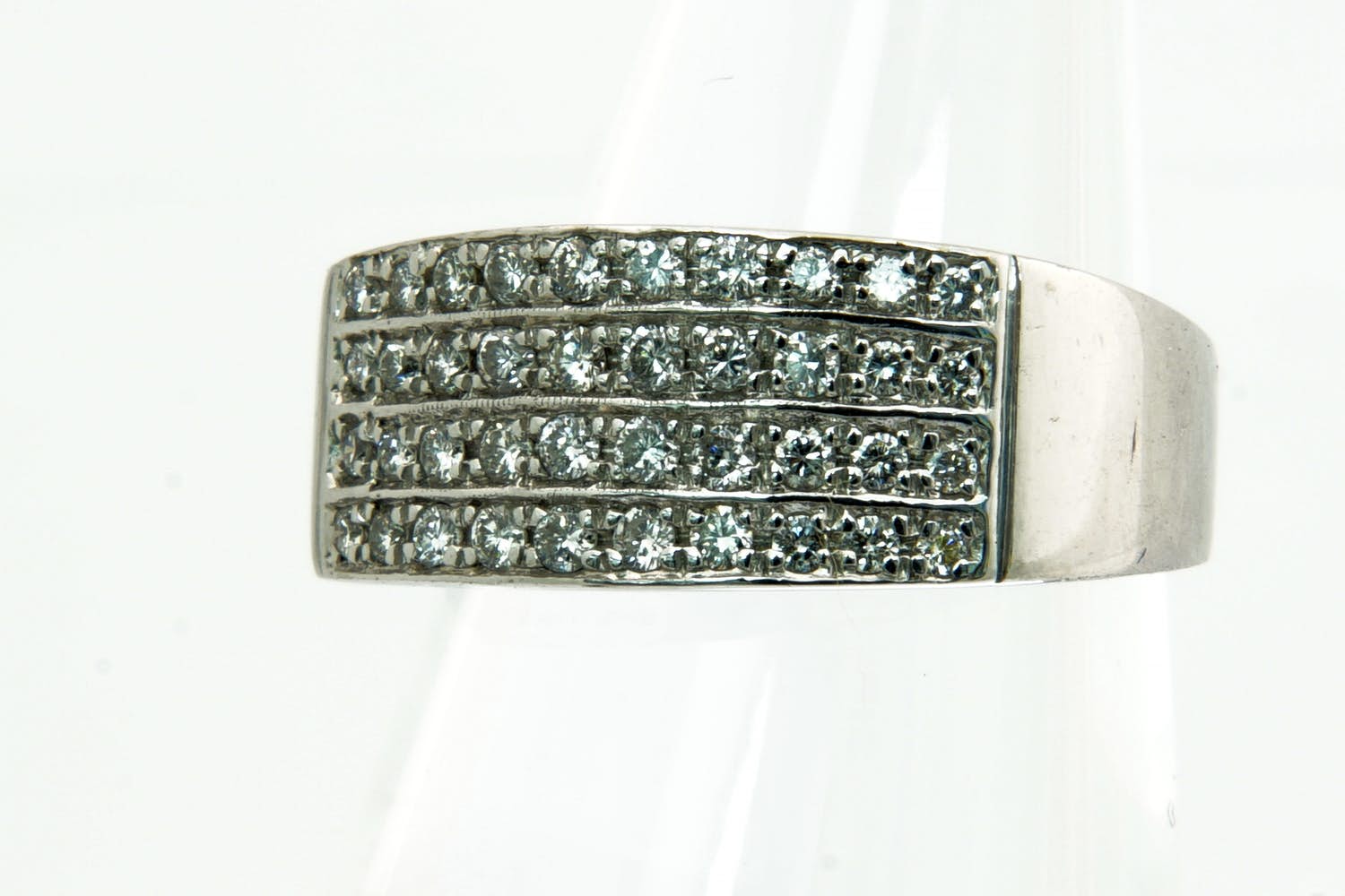 52 - Chique & massief wit-gouden 14Krt  pavé ring met ca 0.40crt briljant kopen? Bied vanaf 480!