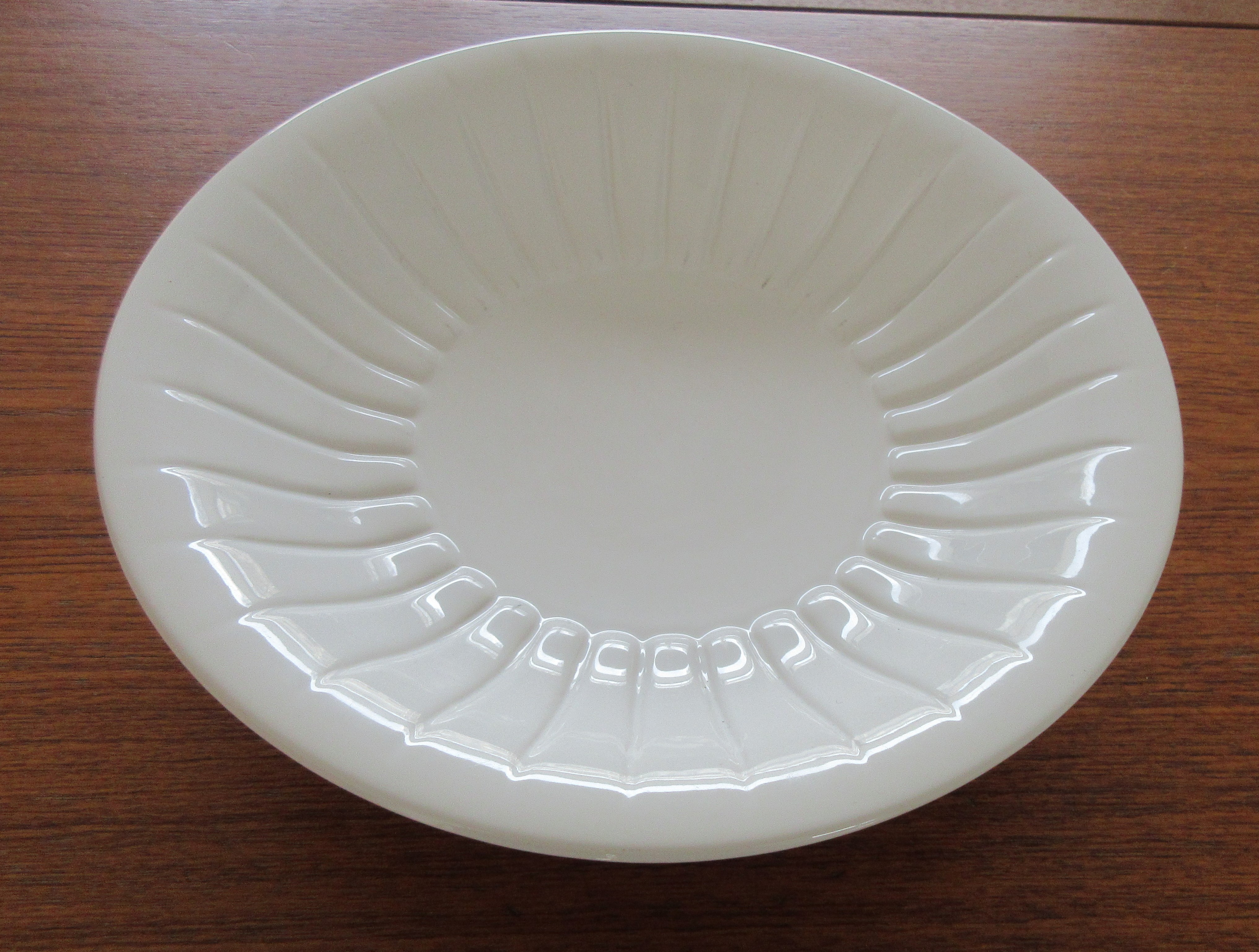 Kunstaardewerkfabriek Regina - Wit platelen gelobte fruitschaal kopen? Bied vanaf 20!