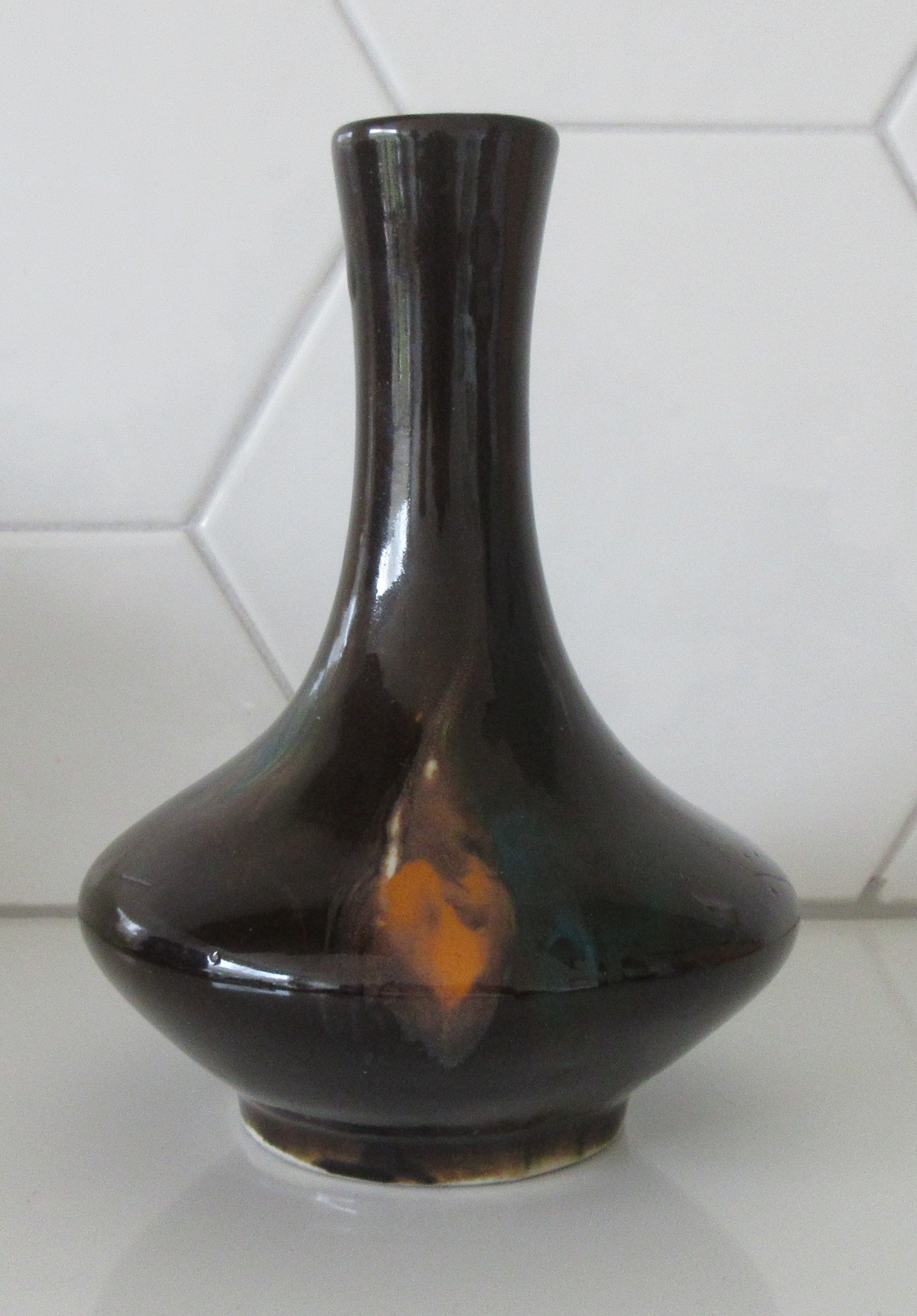 Niet of onleesbaar gesigneerd - Chinese of Japanse art nouveau porseleinen stroomglazuren vaas verkocht voor € 1!