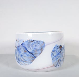 Barry Cullen - Witglazen kom met blauw decor en paarse slingers kopen? Bied vanaf 50!