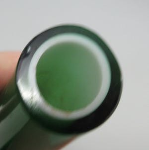 Niet of onleesbaar gesigneerd - Dubbelwandige groen glazen oorvaasje kopen? Bied vanaf 1!