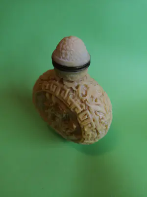Niet of onleesbaar gesigneerd - Chinees Snuifflesje handgesneden kopen? Bied vanaf 1!