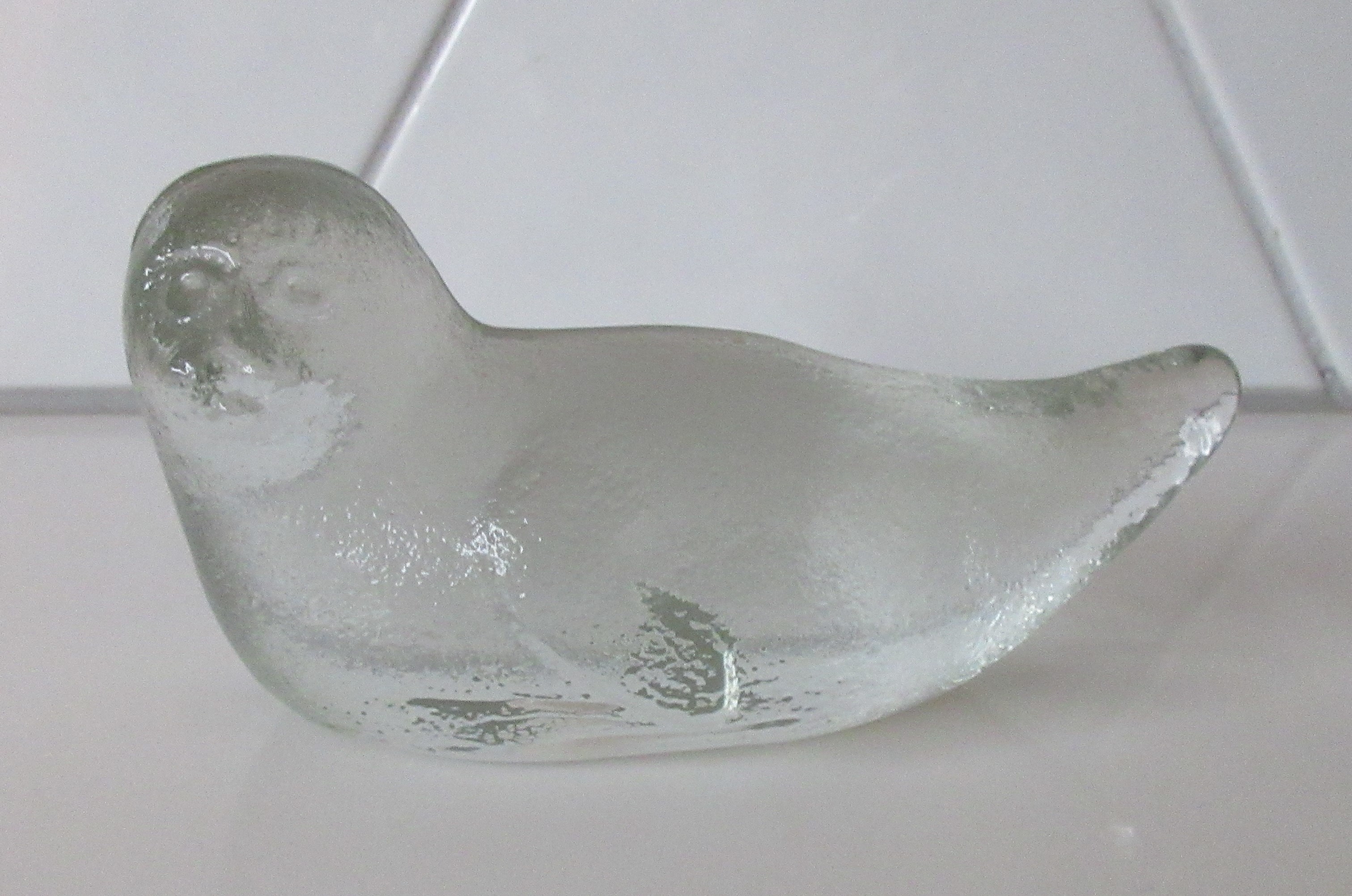 Niet of onleesbaar gesigneerd - Blanke blokglazen presse papier van een zeehond verkocht voor € 1!