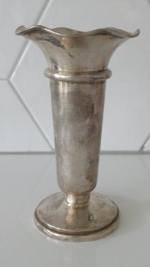 Niet of onleesbaar gesigneerd - Hotel zilveren Anemonen vaasje van Hollandia Plate uit Hilversum kopen? Bied vanaf 1!