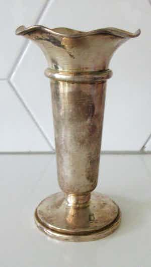 Niet of onleesbaar gesigneerd - Hotel zilveren Anemonen vaasje van Hollandia Plate uit Hilversum verkocht voor € 1!