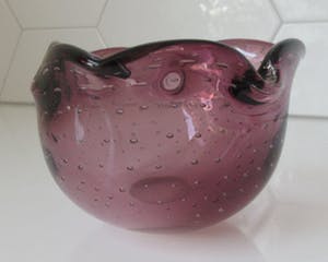 Niet of onleesbaar gesigneerd - Paarse Murano glazen asbak met Bullicante (luchtbellen) techniek kopen? Bied vanaf 1!