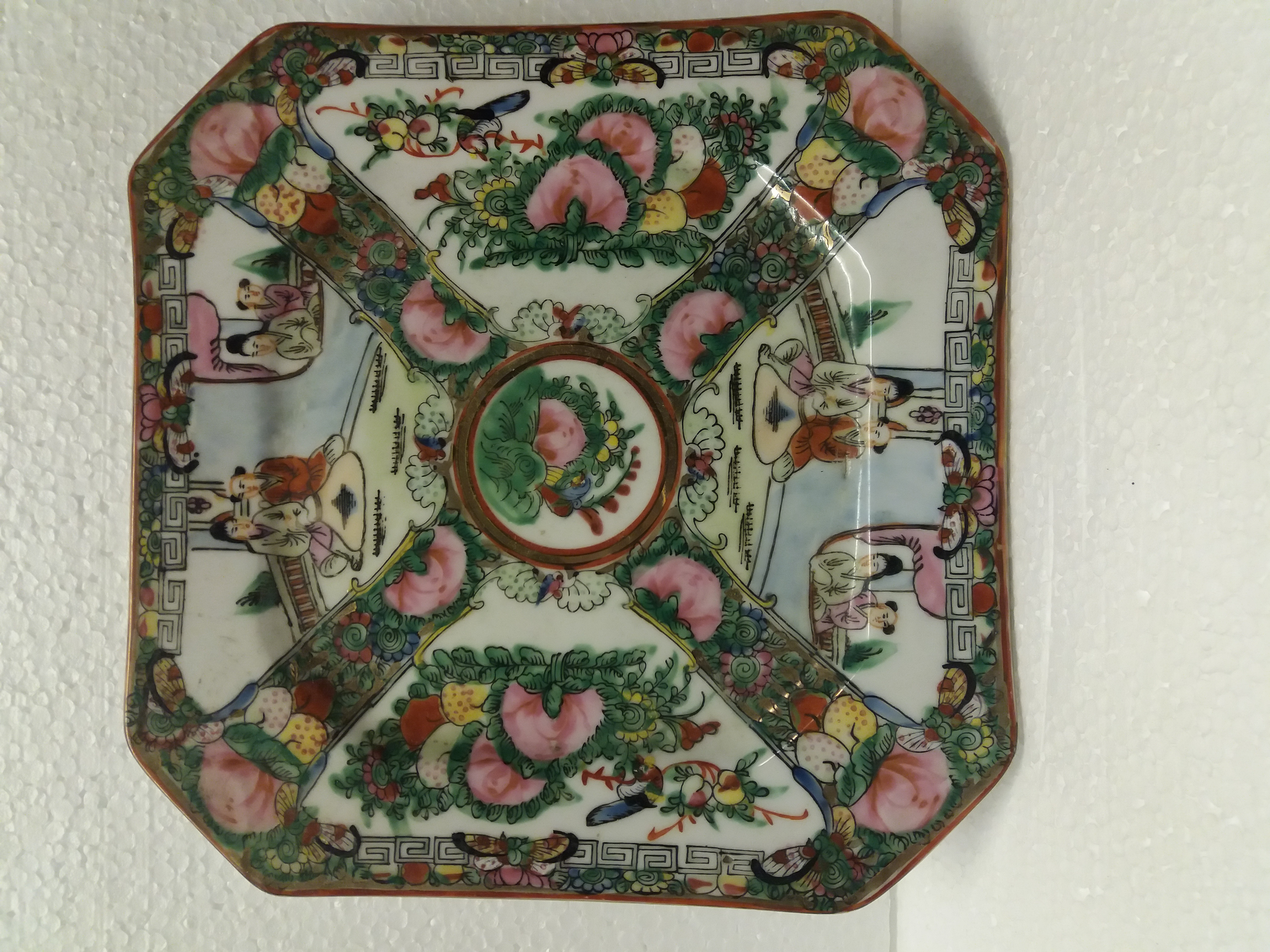 Niet of onleesbaar gesigneerd - Chinees bord  verkocht voor € 1!