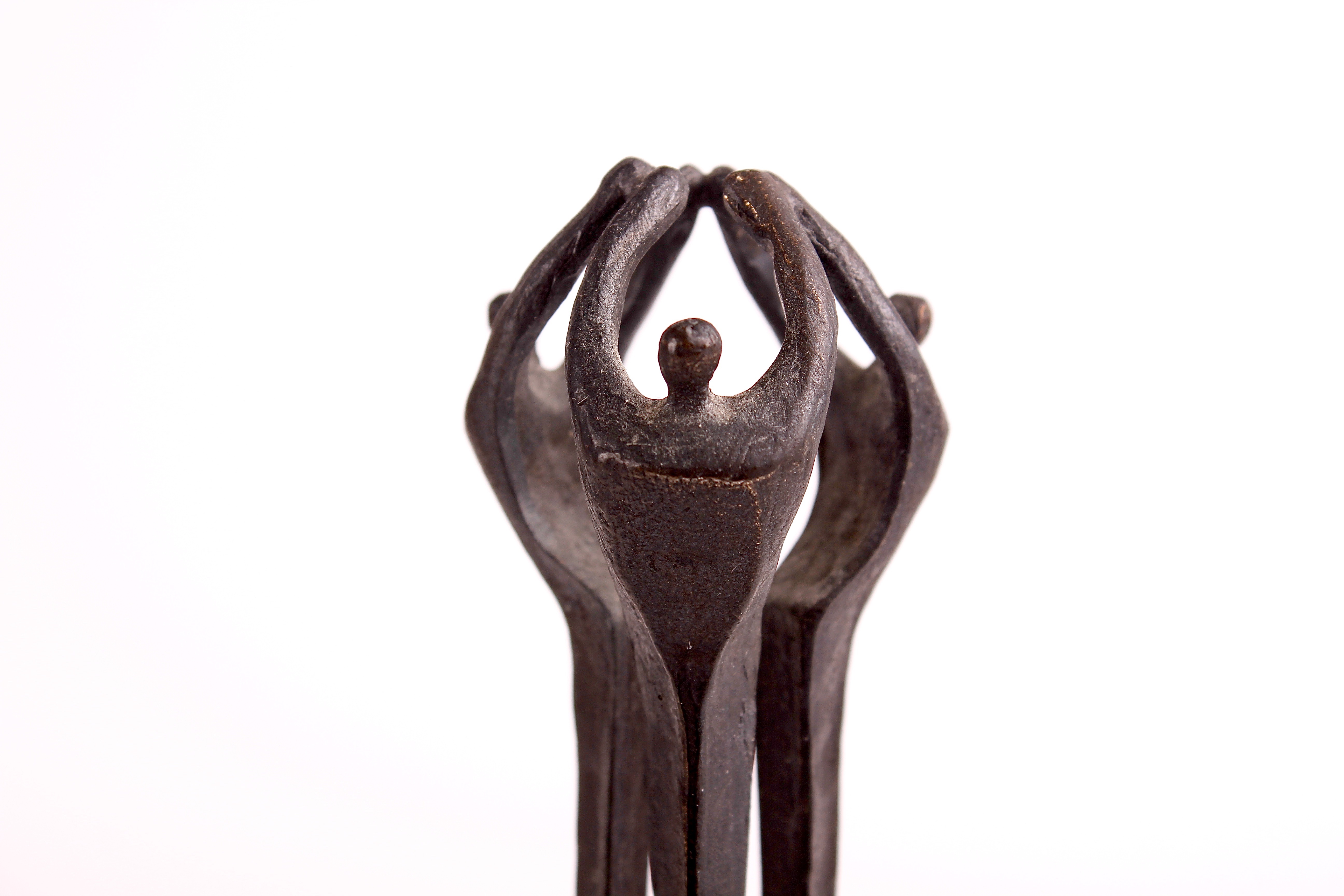 Corry Ammerlaan - van Niekerk - Verbronsd beeld 'Samenwerking' op natuurstenen voet ca. 2000 kopen? Bied vanaf 24!