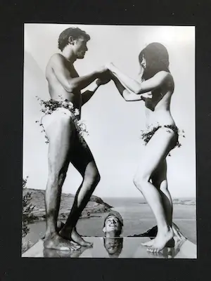 Niet of onleesbaar gesigneerd - Zwart/wit-foto van Salvador Dalí & Adam en Eva de 'Sardana' dansend kopen? Bied vanaf 1!