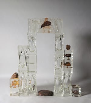 Isabelle Monod - Bijzonder glazen assemblage, Entrée du palais kopen? Bied vanaf 750!