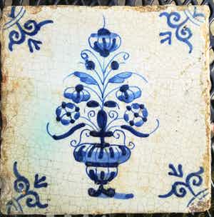 Niet of onleesbaar gesigneerd - 17e eeuwse tegel, gedecoreerd keramiek verkocht voor € 1!