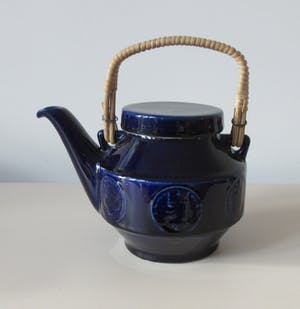 Niet of onleesbaar gesigneerd - WAKU diep blauwe aardewerken theepot met rieten hengsel kopen? Bied vanaf 1!
