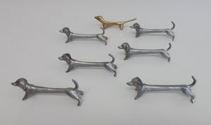 Curiosa - Zes mooie metalen messenleggers in de vorm van een teckel kopen? Bied vanaf 1!