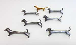 Zes mooie metalen messenleggers in de vorm van een teckel verkocht voor € 1!