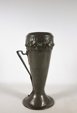 Nieuwe Kunst - Tinnen vaas met oren en groene knoppen kopen? Bied vanaf 1!